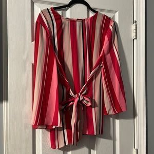 Blouse with tie that can wrap around to front
